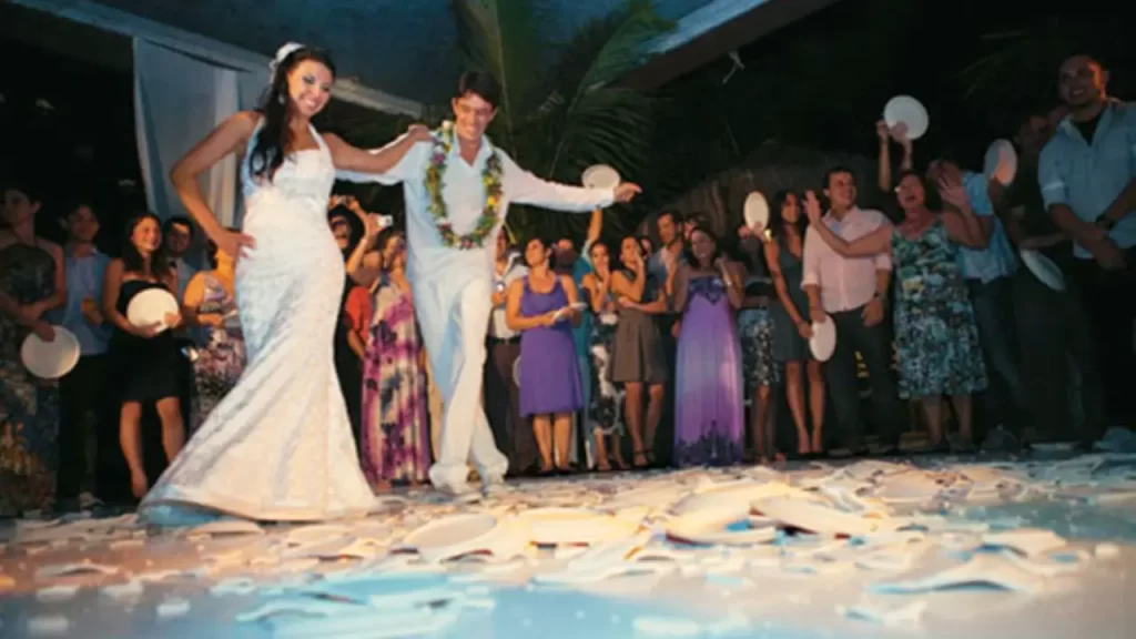 quebrar pratos em casamentos gregos